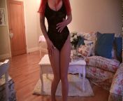 Рыжая мастурбирует дома на столе перед камерой